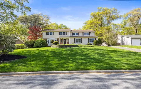 28 Harvard Dr, Woodbury, NY 11797