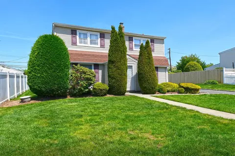 30 Castle Ln, Levittown, NY 11756