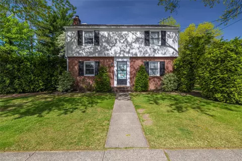 15 Ilsley Pl, Malverne, NY 11565