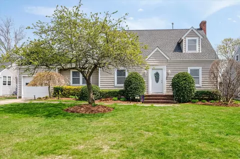 9 Walnut Ave, Patchogue, NY 11772