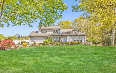 17 Riesling Ct, Commack, NY 11725