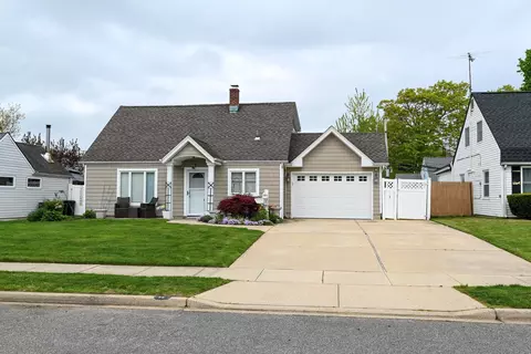 14 Daisy Ln, Levittown, NY 11756