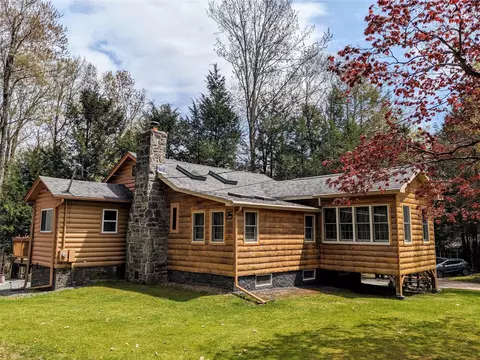 25 E Reindeer Trl, Monticello, NY 12701