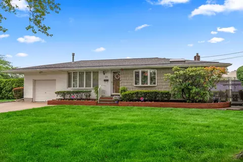 15 Kevin Rd, Commack, NY 11725