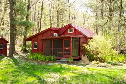 76-77 E Lake Ln, Milan, NY 12571