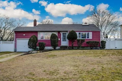 10 Florence Ct, Patchogue, NY 11772