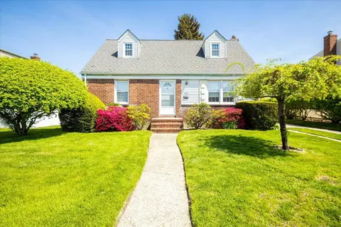 948 Center Dr, Franklin Square, NY 11010