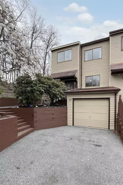 17 Cherry Ct, Highland Mills, NY 10930