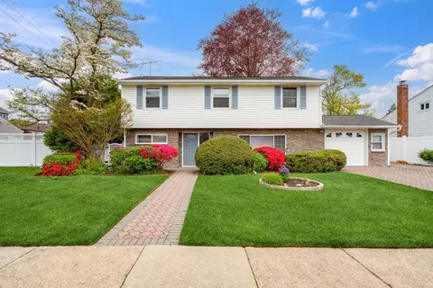 348 N Rutherford Ave, Massapequa, NY 11758