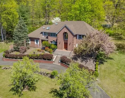 4 Pine Glen Dr, Orangetown, NY 10913