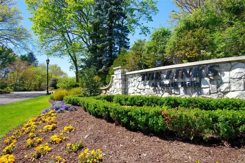 448 Links Dr S, North Hempstead, NY 11576