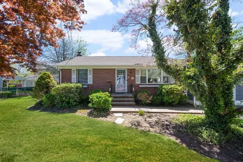 128 E 10th St, Huntington Station, NY 11746