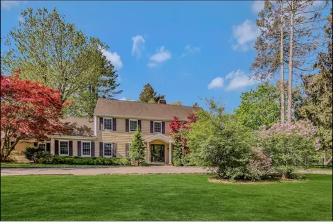 1 Balsar Ct, Syosset, NY 11791