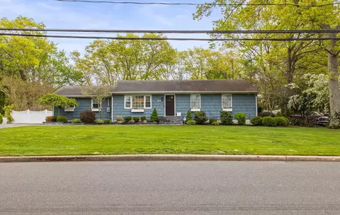 83 Hillside Ave, Saint James, NY 11780