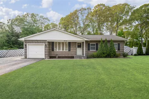 11 Hyde Ln, Coram, NY 11727