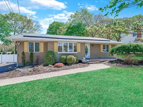127 Elliot Ave, Lake Grove, NY 11755