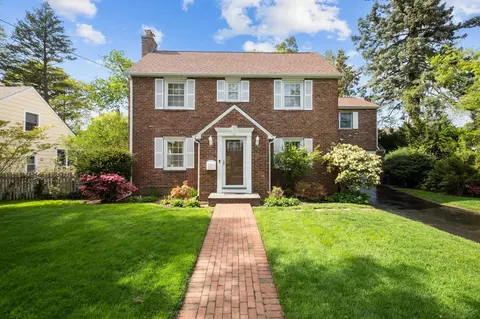 19 Donald St, North Hempstead, NY 11596