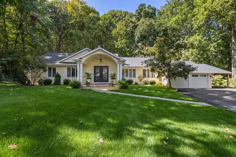 22 Overbrook Dr, Centerport, NY 11721