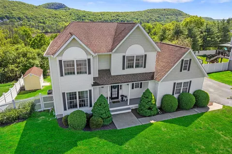 189 Creamery Pond Rd, Chester, NY 10918