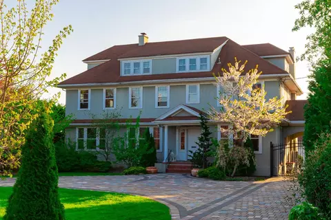 44 S Montgomery Ave, Bay Shore, NY 11706