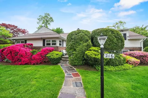 216 Colonial Pkwy N, Yonkers, NY 10710