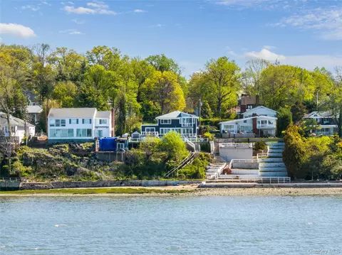 14 Shorecliff Pl, North Hempstead, NY 11023