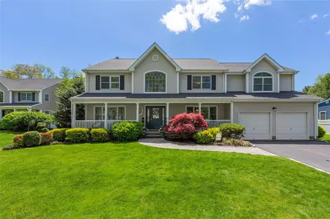 3 Angelica Ct, Hauppauge, NY 11788