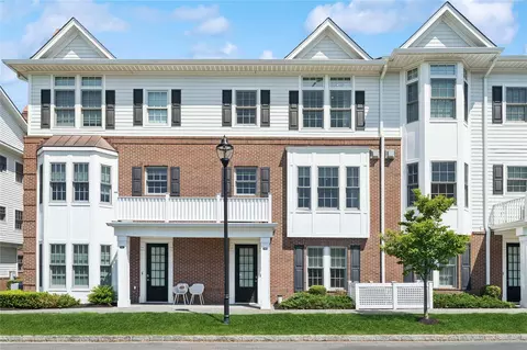 302 Grist Mill Cir, North Hempstead, NY 11576