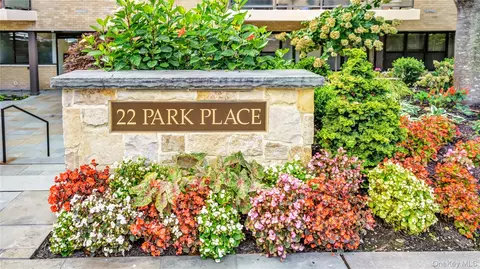 22 Park Pl #2F, North Hempstead, NY 11021