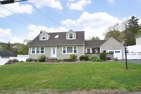 10 Metzner Rd, Lake Ronkonkoma, NY 11779