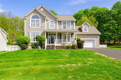 7 Coachlight Dr, Poughkeepsie, NY 12603