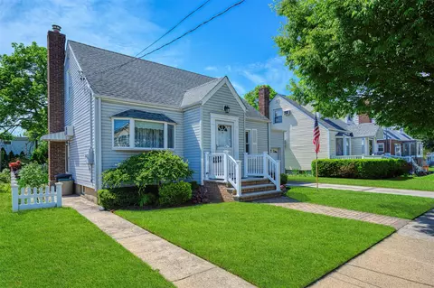 19 Winthrop St, North Hempstead, NY 11040