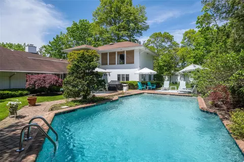 94 Schoolhouse Ln, North Hempstead, NY 11577