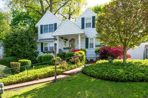 21 Pepperday Ave, North Hempstead, NY 11050