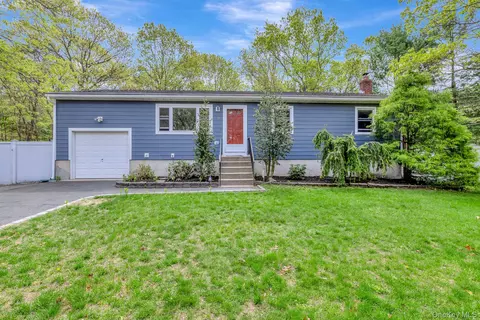 3 Williams St, Center Moriches, NY 11934