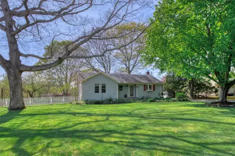 121 Fresh Pond Ave, Calverton, NY 11933