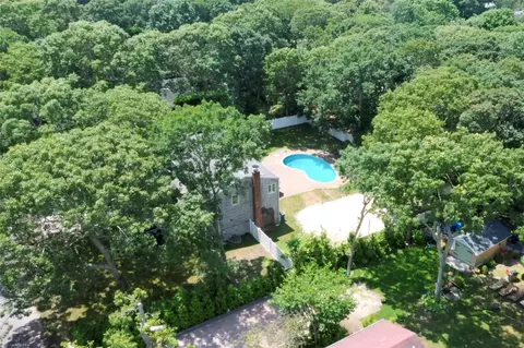 10 Robertson Ln, Hampton Bays, NY 11946