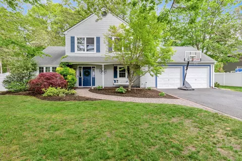 11 Samantha Dr, Coram, NY 11727