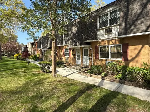 11 Glen Holw #D56, Holtsville, NY 11742