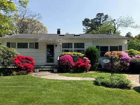 5 Chevy Chase Rd, Hampton Bays, NY 11946