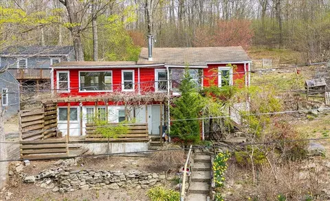 21 Lake Claire Dr, Mount Hope, NY 10940