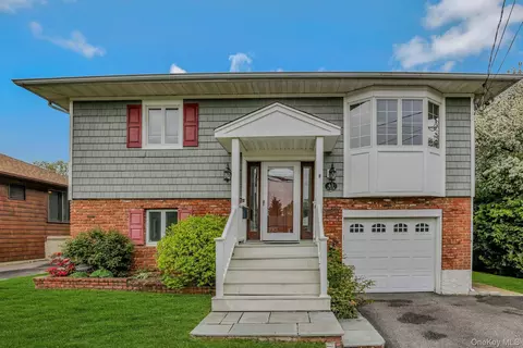 43 Floyd Pl, East Norwich, NY 11732