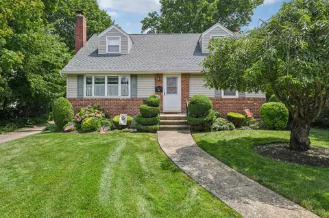 91 Dewey Ave, North Hempstead, NY 11507