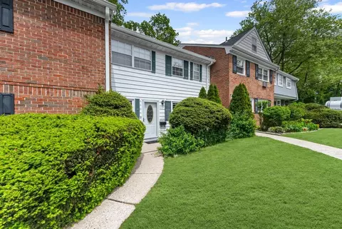 804 Towne House Vlg, Islandia, NY 11749