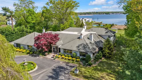 3 Foxwood Rd # A, North Hempstead, NY 11024