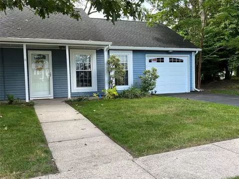 140 Laurance Ln # A, Ridge, NY 11961