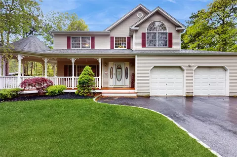 82 Freeman Ln, Manorville, NY 11949