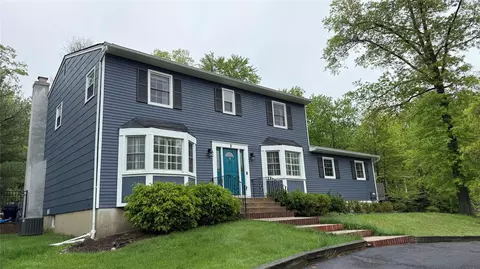 8 Rolling Way, Clarkstown, NY 10956