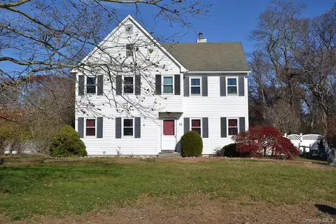 72 Old Farm Rd, Riverhead, NY 11901