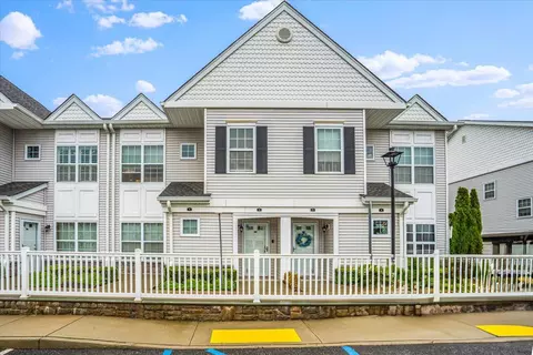 75 Spring Dr, Seaford, NY 11783